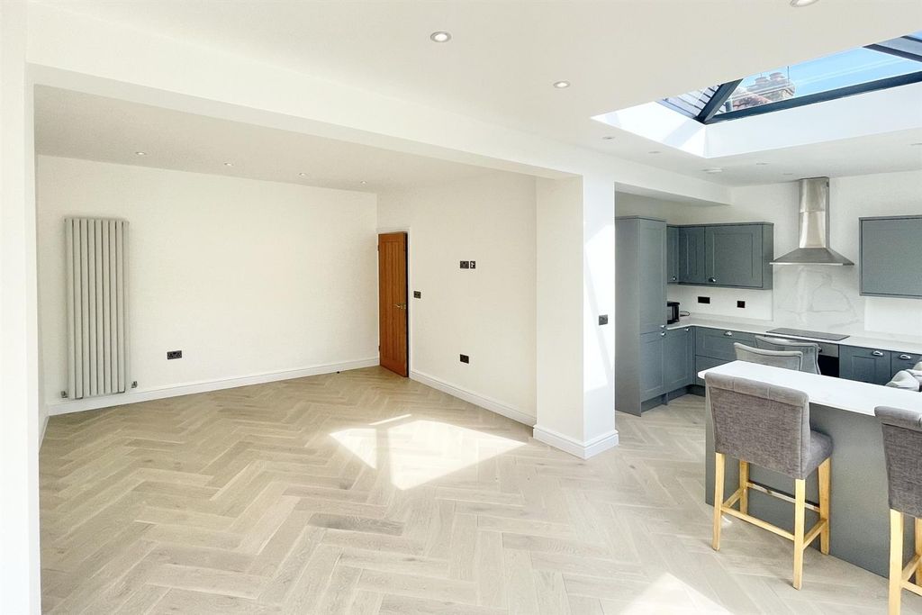 Property photo 1 of 20 Lounge1.Jpg