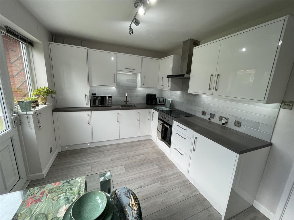 Property photo 3 of 14 Kitchen / Diner