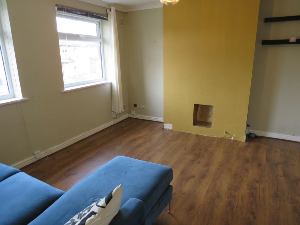 Property photo 3 of 6 Living Room