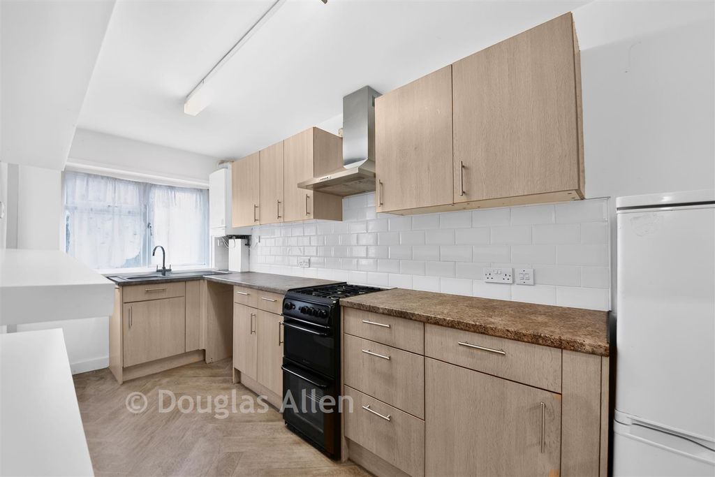 Property photo 3 of 11 Kitchen