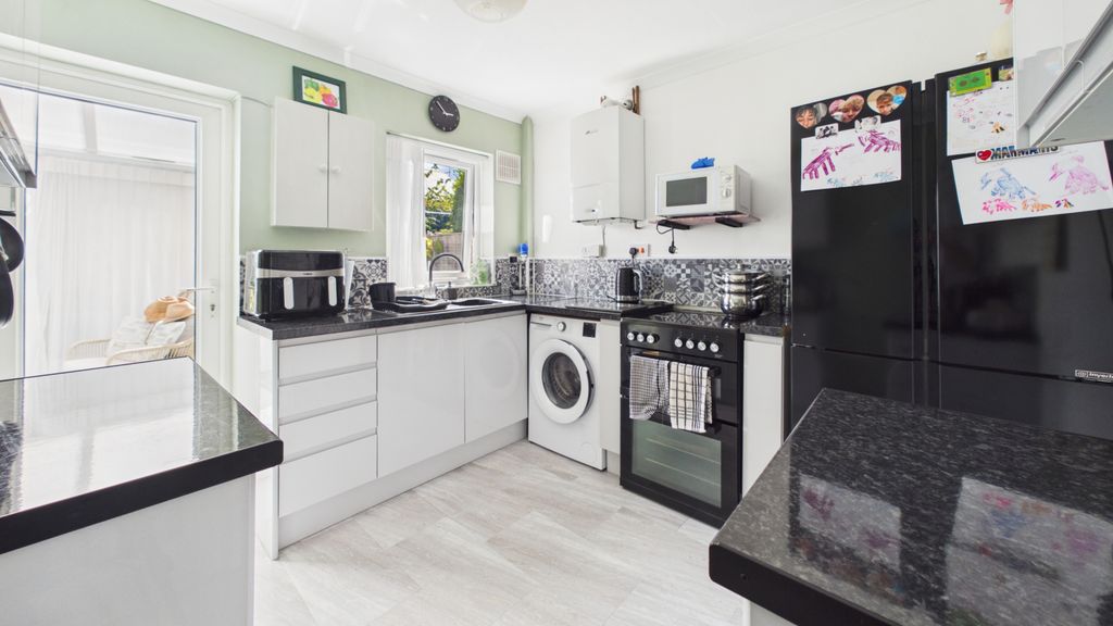 Property photo 3 of 13 Cam01577G0-Pr1032-Still007