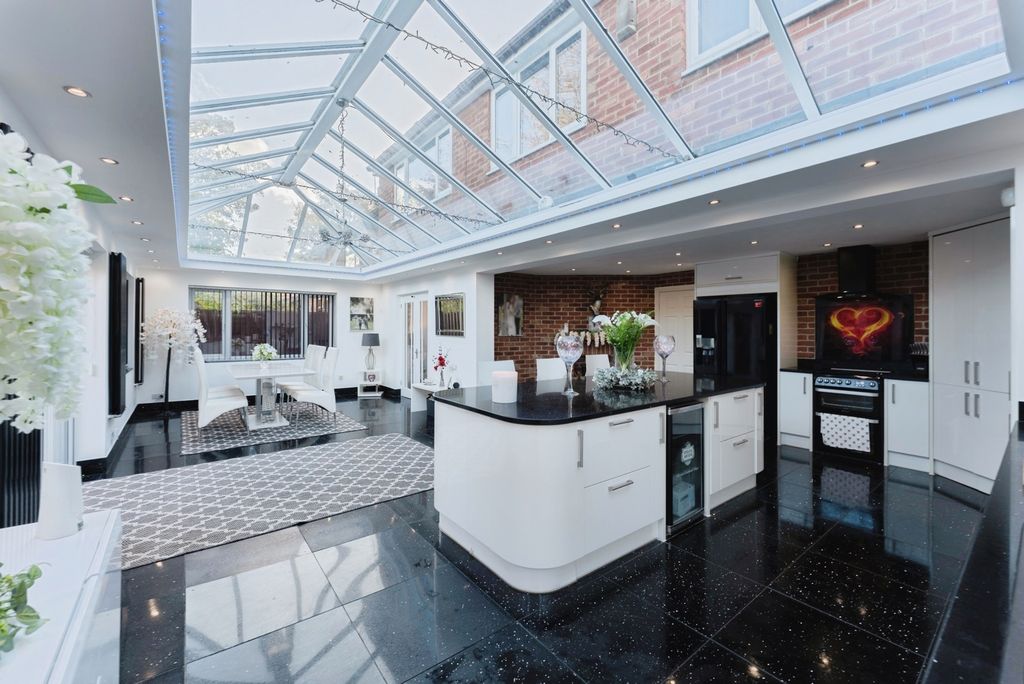 Property photo 2 of 17 Kitchen