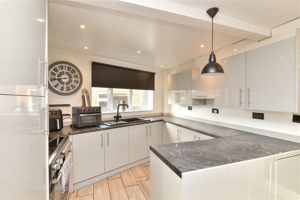 Property photo 3 of 10 Kitchen