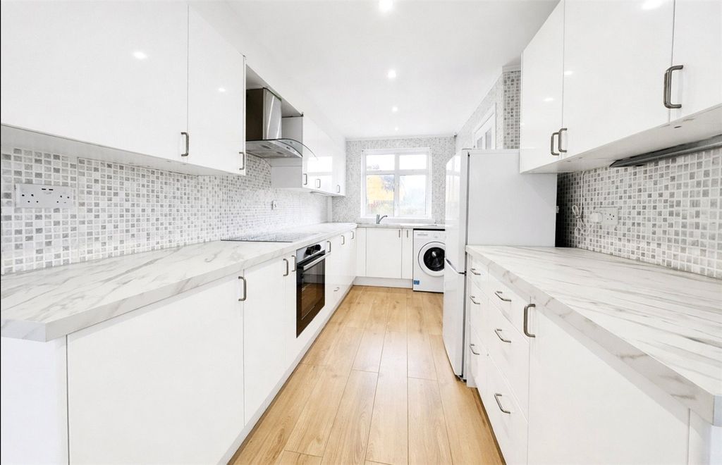 Property photo 2 of 9 Kitchen