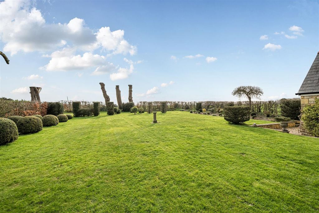 Property photo 3 of 26 Garden