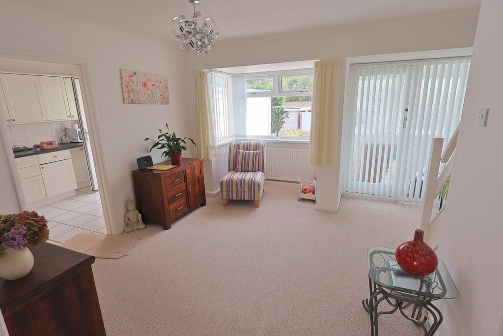 Property photo 3 of 14 Dining Room