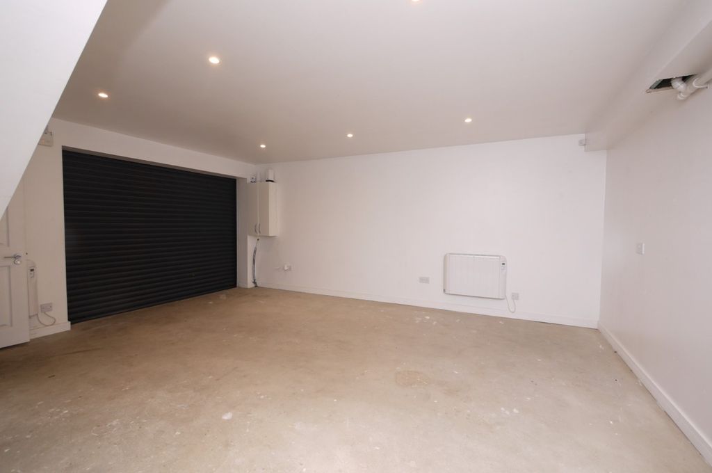 Property photo 2 of 9 3884182
