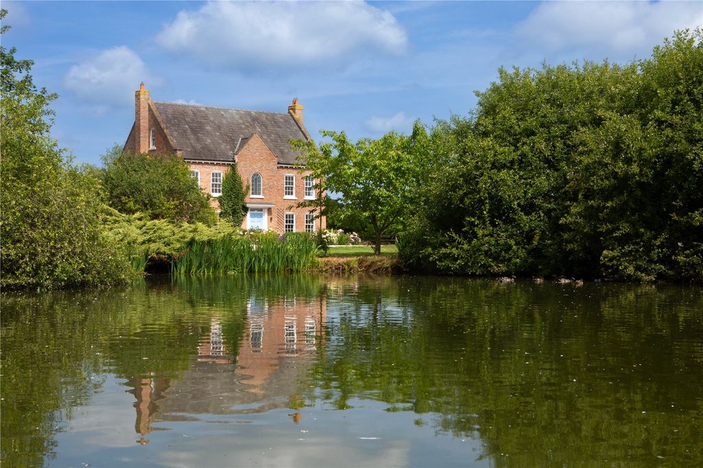 Property photo 1 of 27 Heath House