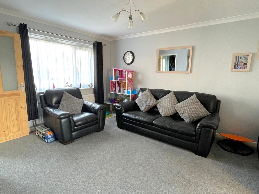 Property photo 3 of 18 Living Room