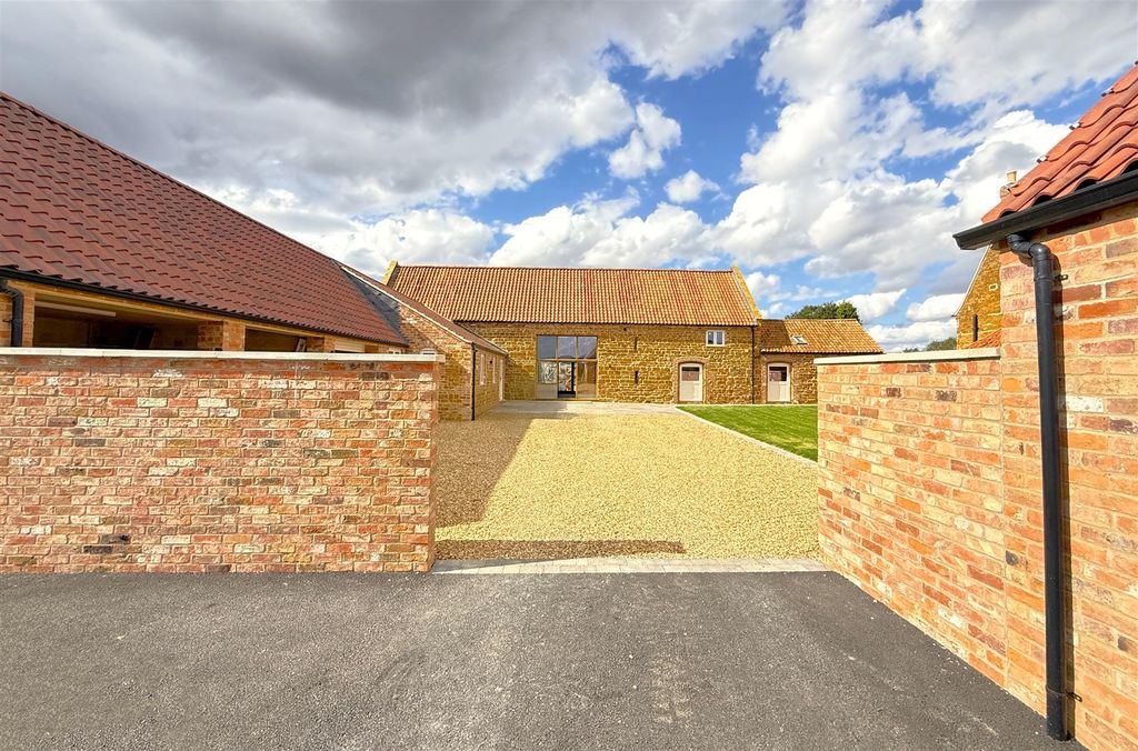 Property photo 2 of 34 9018609-106670-134018871916149646-9A645244-2933-04