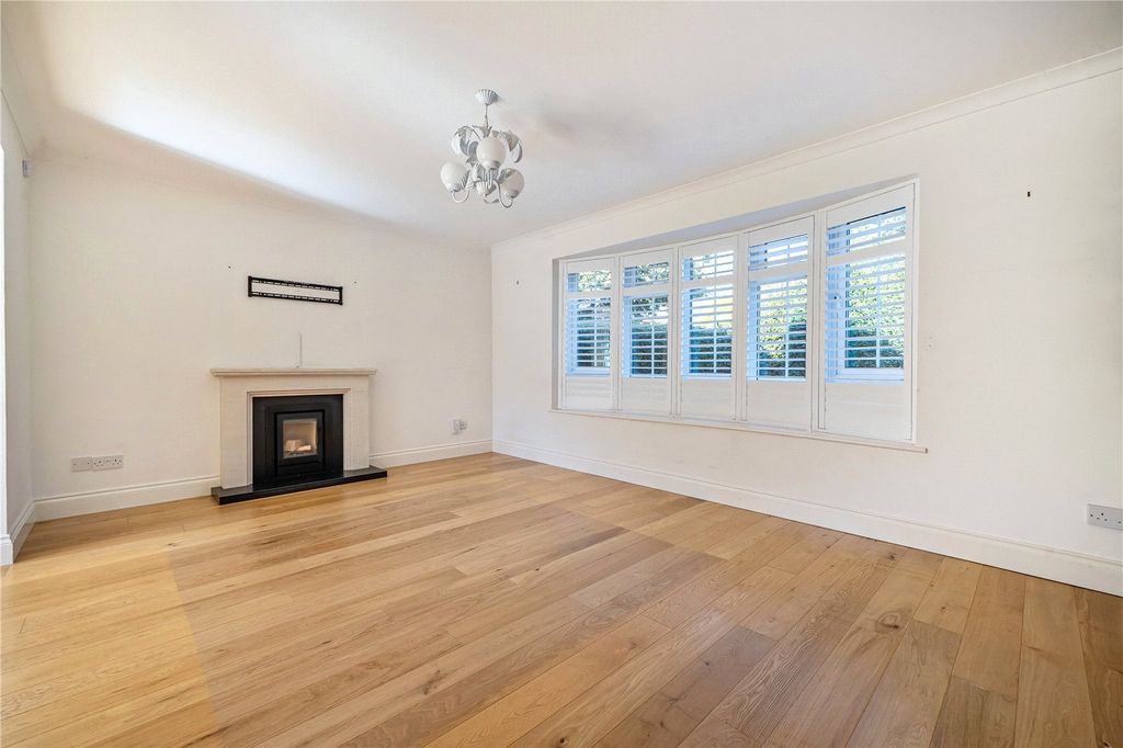 Property photo 3 of 24 Living Room