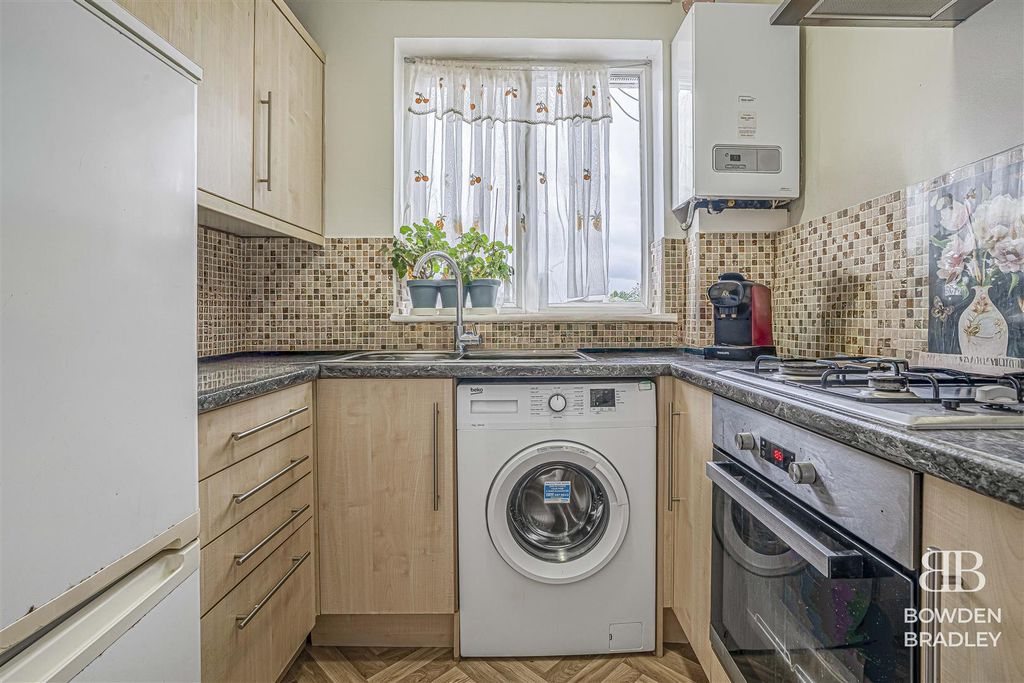 Property photo 3 of 10 Kitchen