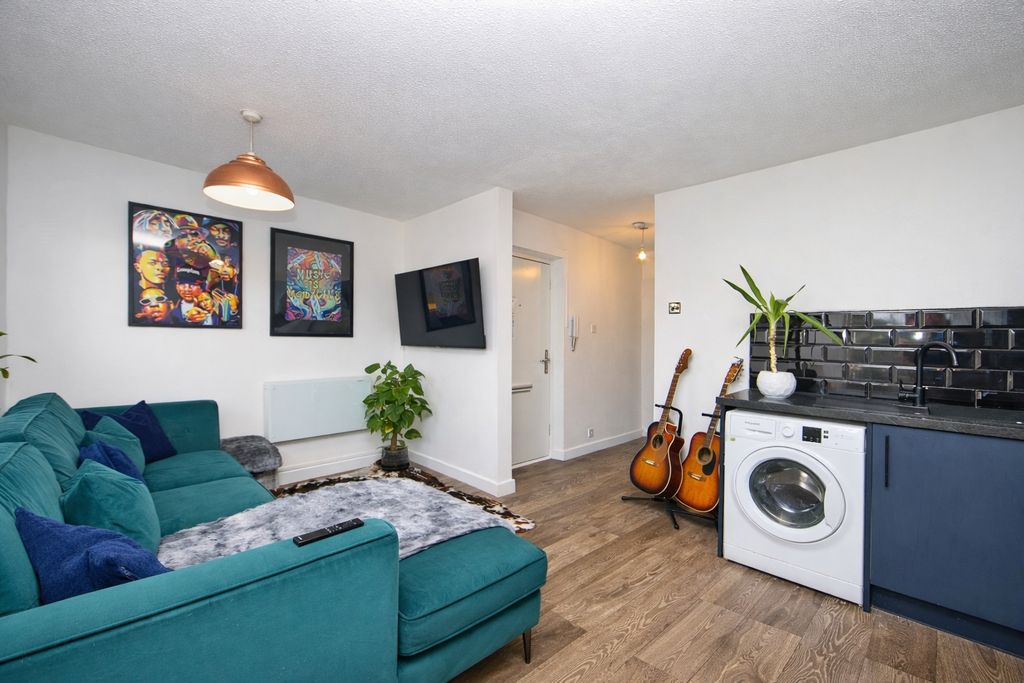 Property photo 3 of 6 Picture 3