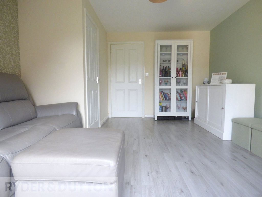 Property photo 3 of 14 Lounge