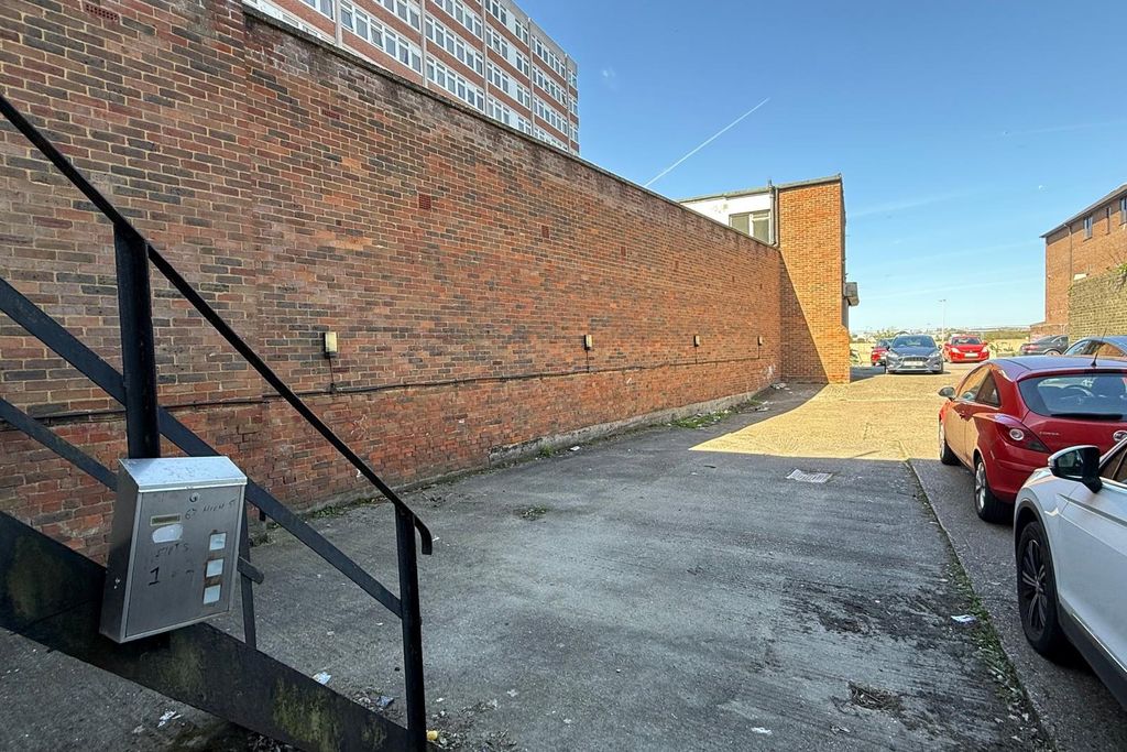 Property photo 3 of 5 67 High Street, Chatham, Kent Me4 4EE