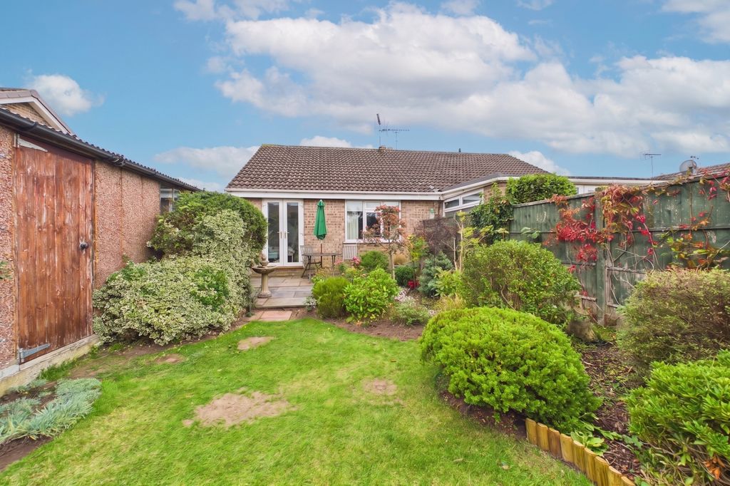 Property photo 3 of 13 Darley Close - Garden