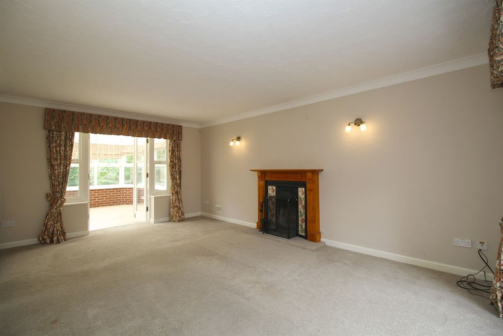 Property photo 2 of 42 Lounge