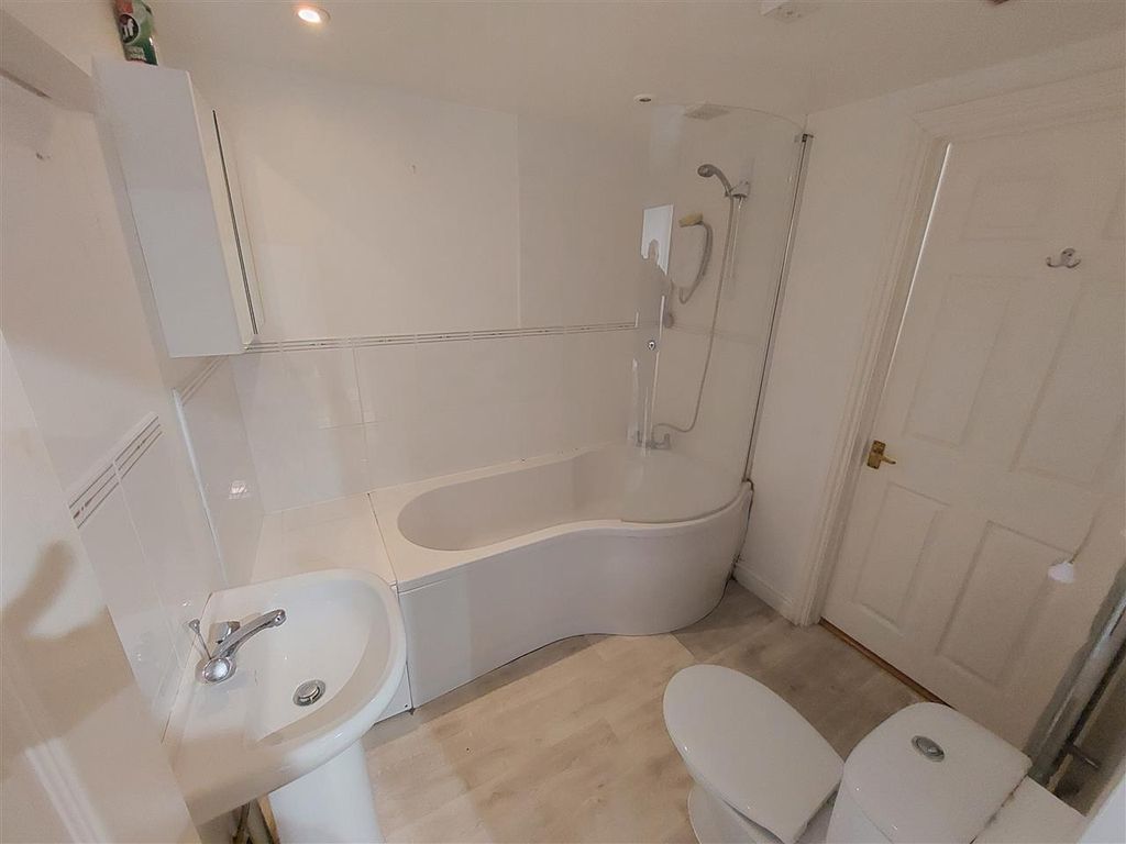 Property photo 2 of 9 Bathroom