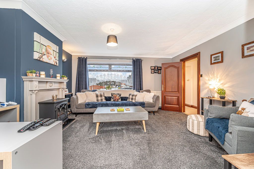 Property photo 3 of 30 Lounge