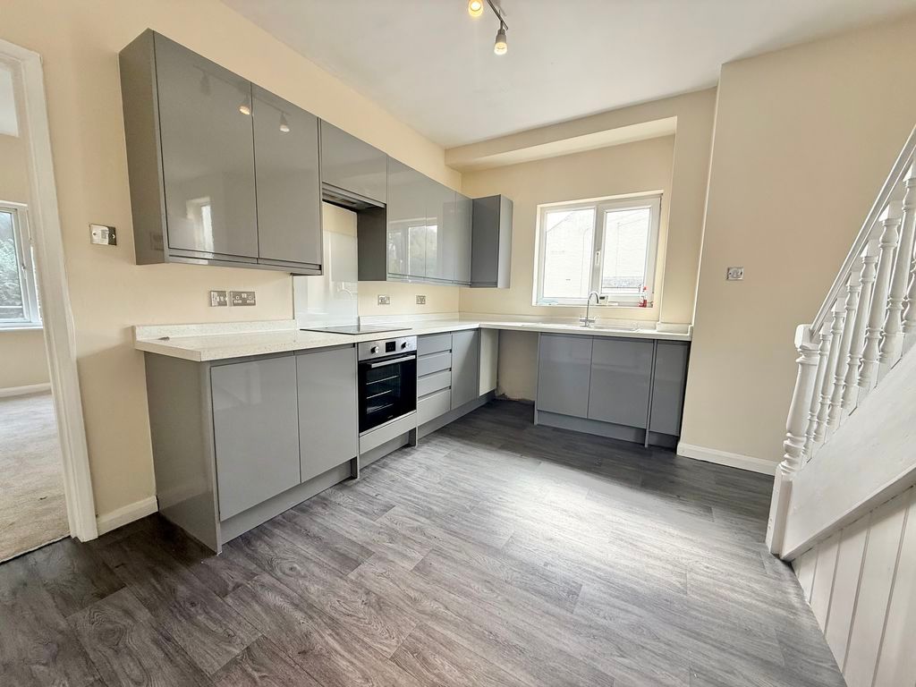 Property photo 2 of 10 Kitchen