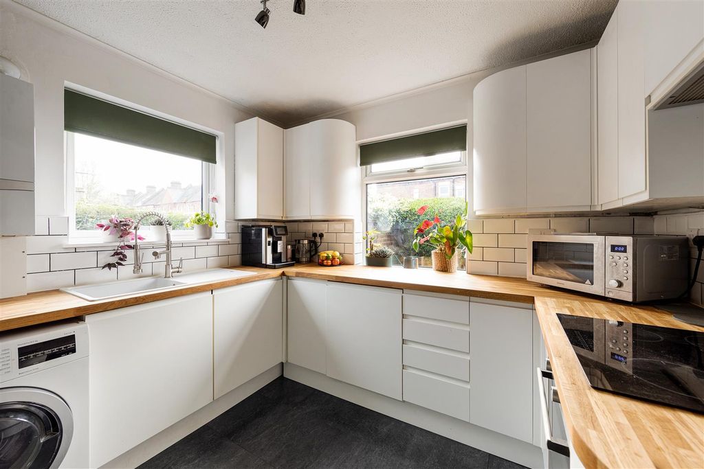 Property photo 3 of 23 Badlis Road, E17