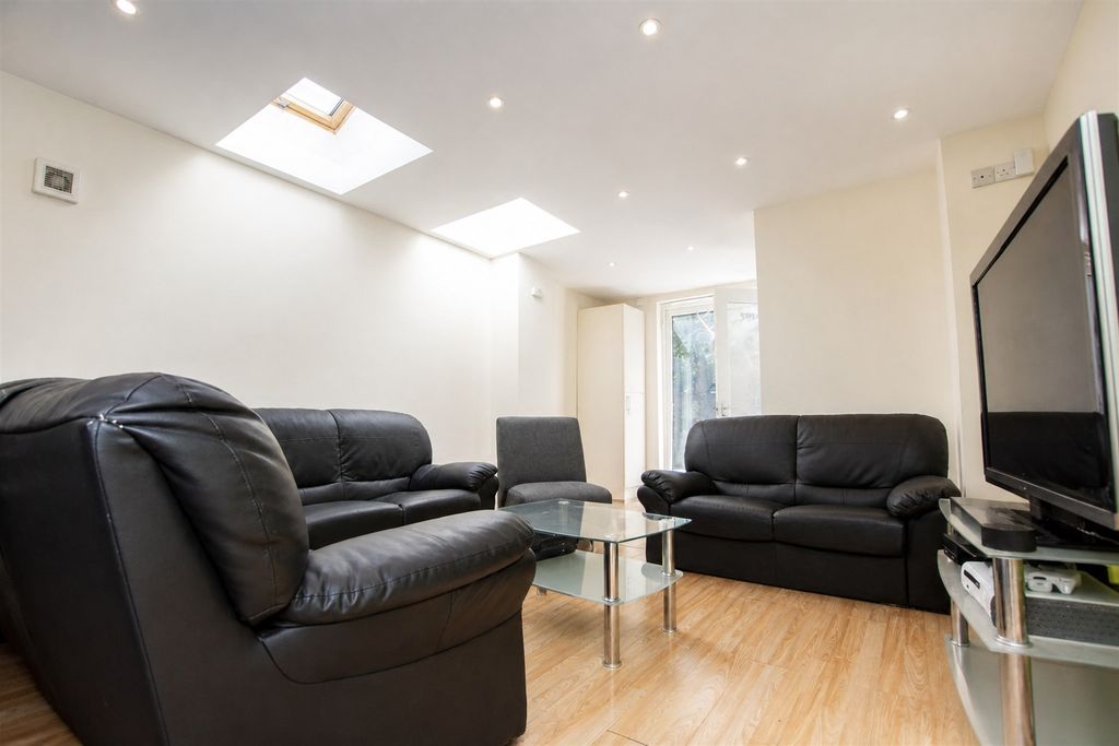 Property photo 2 of 14 Approach