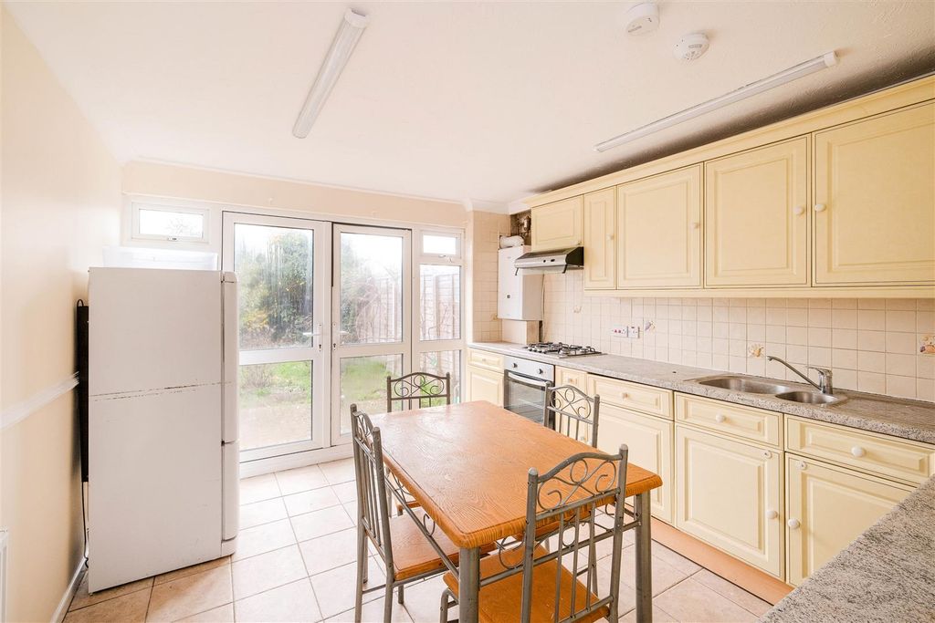 Property photo 3 of 16 28 Roycroft Close-3.Jpg