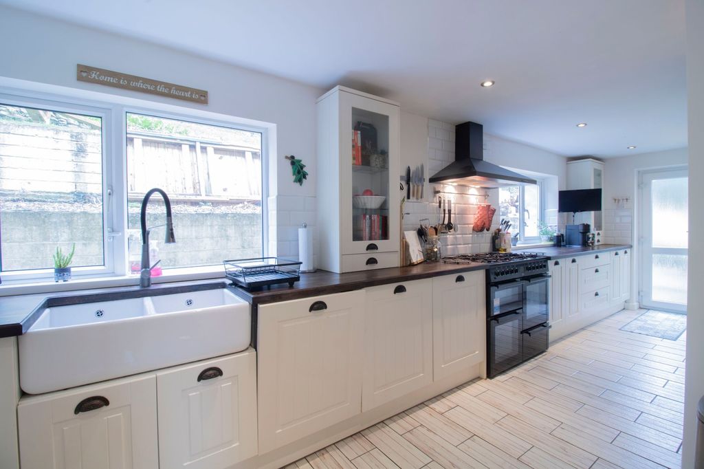 Property photo 3 of 40