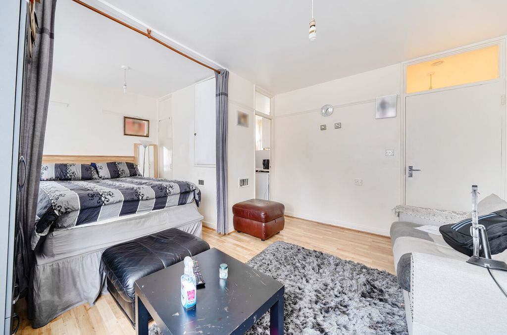 Property photo 2 of 12 Studio
