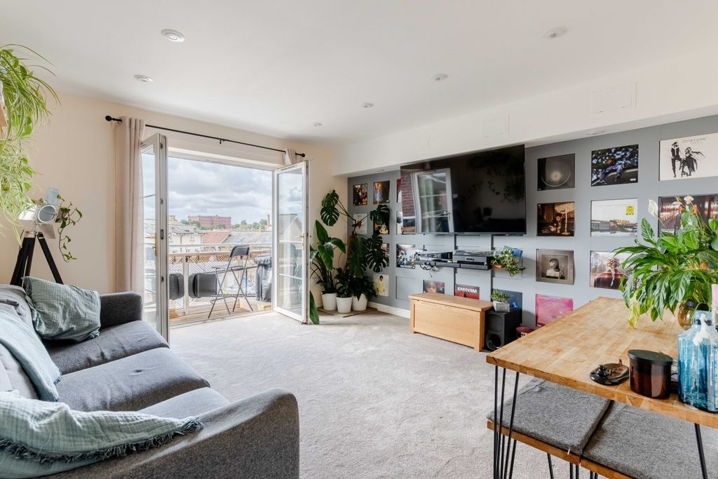 Property photo 2 of 15 A7405563-Hdr-1