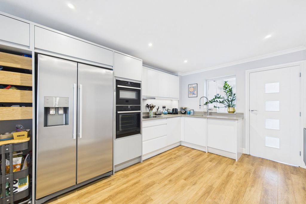 Property photo 2 of 25