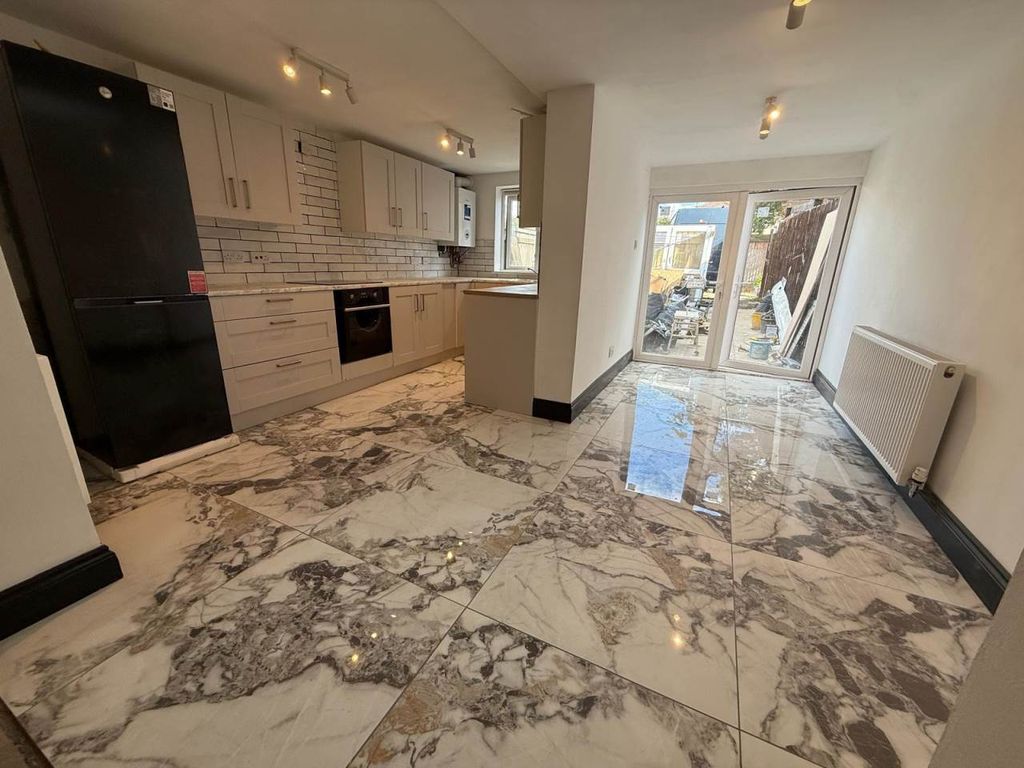 Property photo 1 of 17 Kitchen / Diner