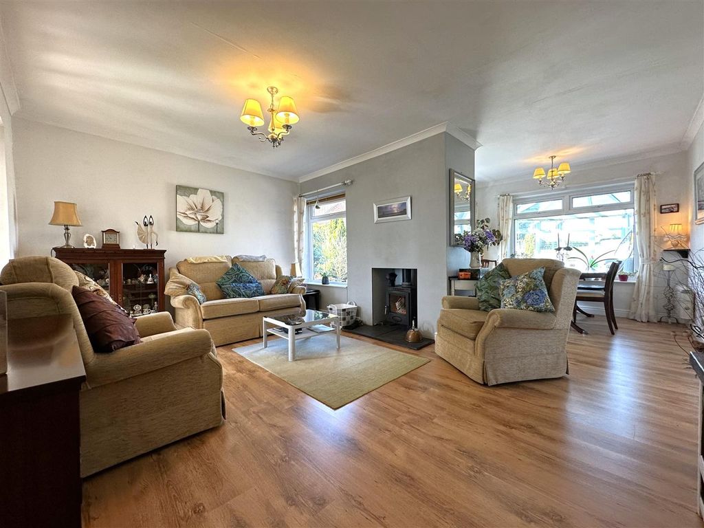 Property photo 2 of 26 Generous Lounge/Diner 706