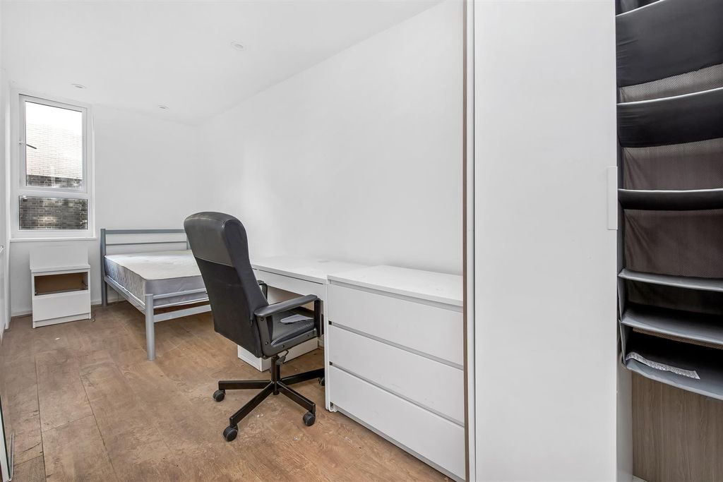 Property photo 3 of 12 09.09.2021_6-Thornton-House-Townsend-Street-Se17-1