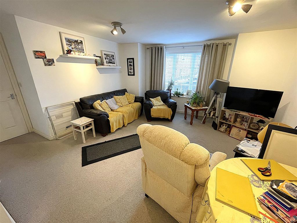 Property photo 3 of 15 Lounge