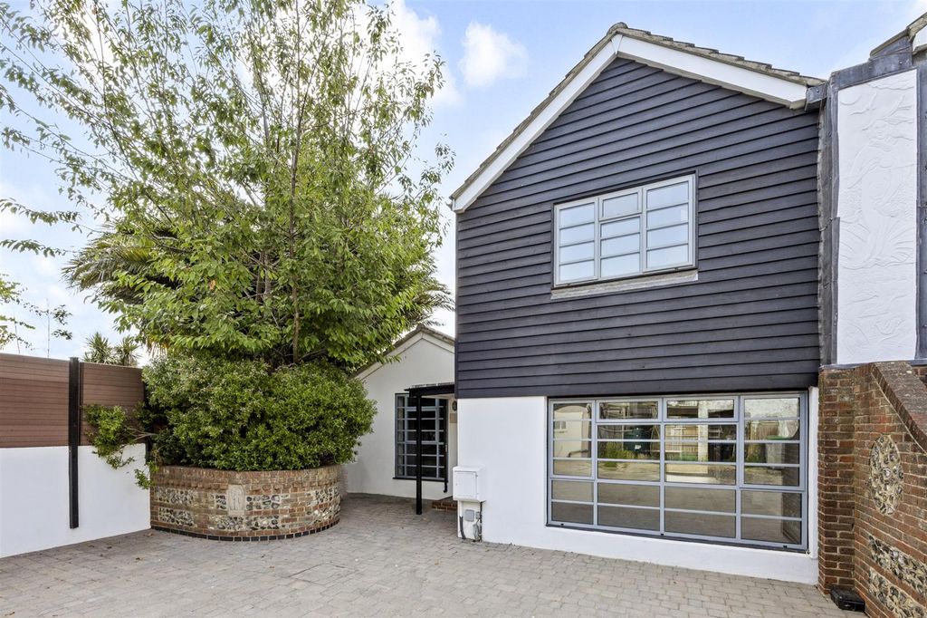 Property photo 1 of 22 External