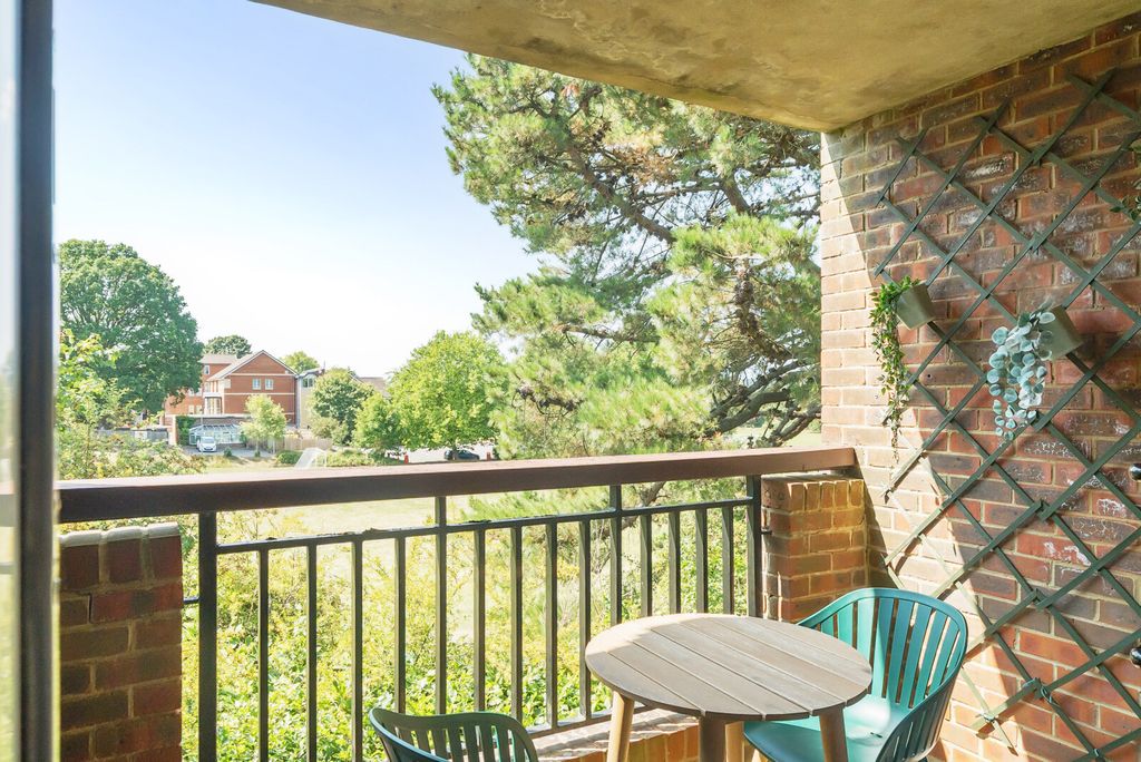 Property photo 2 of 19 1339640-6-689F25d...