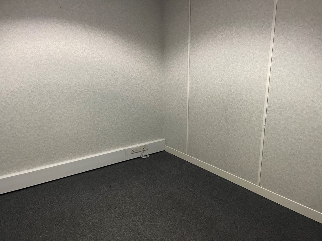 Property photo 3 of 5 Office 4