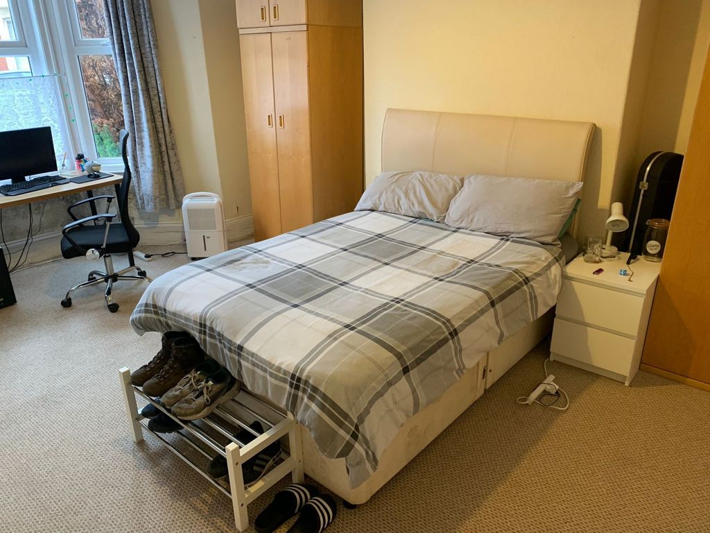 Property photo 2 of 5 This Inviting Double Bedroom Features Ample Space ...