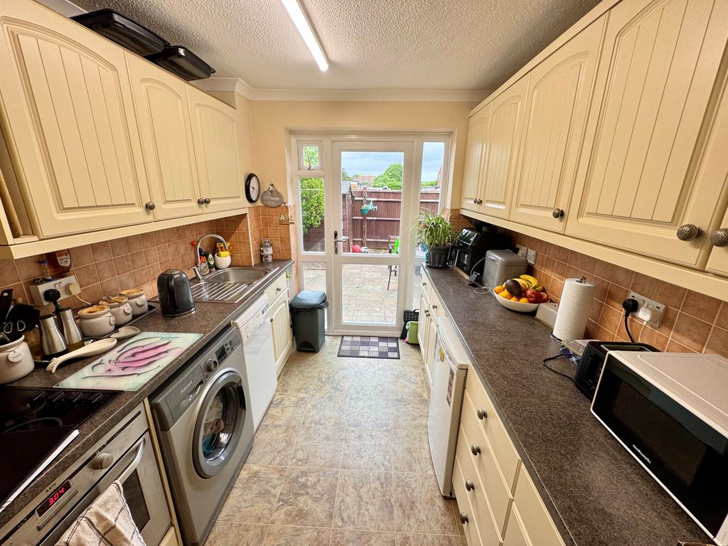 Property photo 2 of 9 4 Maple Walk Kitchen