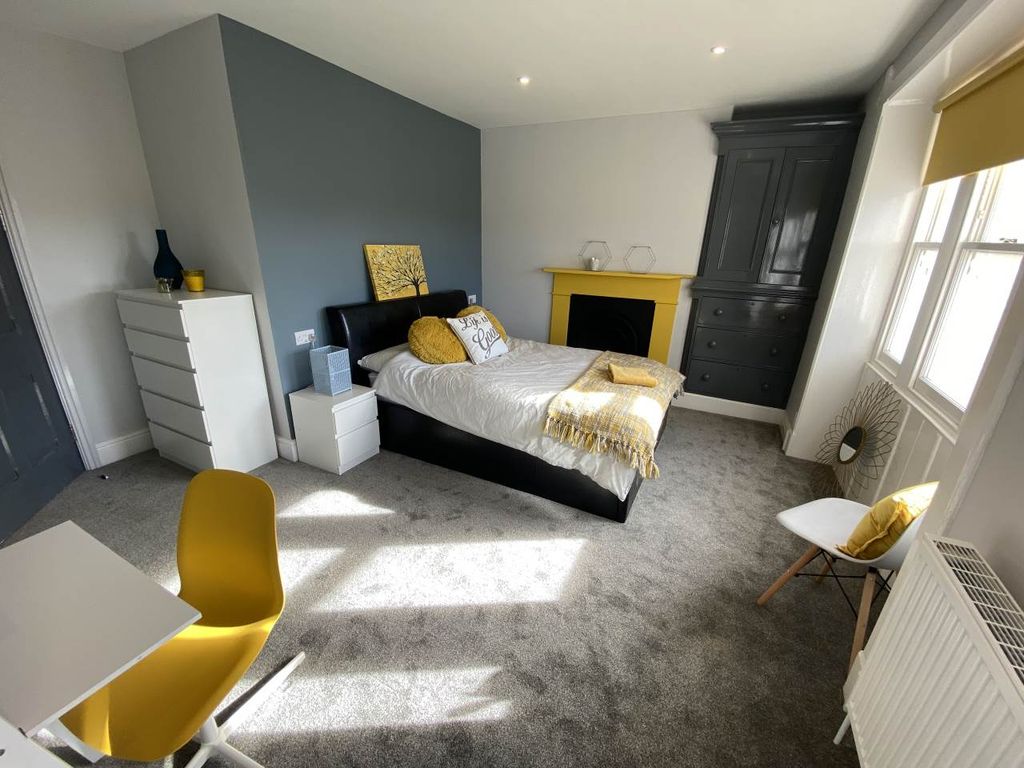 Property photo 2 of 8 Bedroom 1