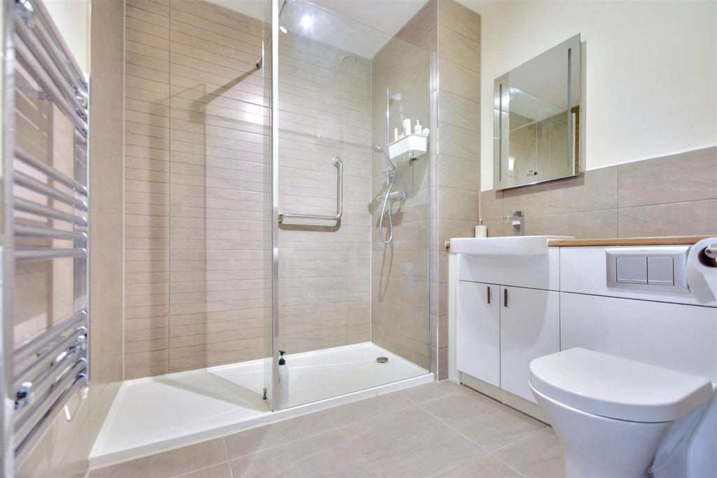 Property photo 3 of 18 Bathroom.Jpeg