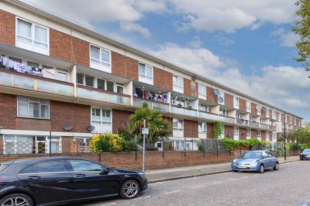 Property photo 1 of 2 3 Bedroom Maisonette Flat For Rent In Bow, E3