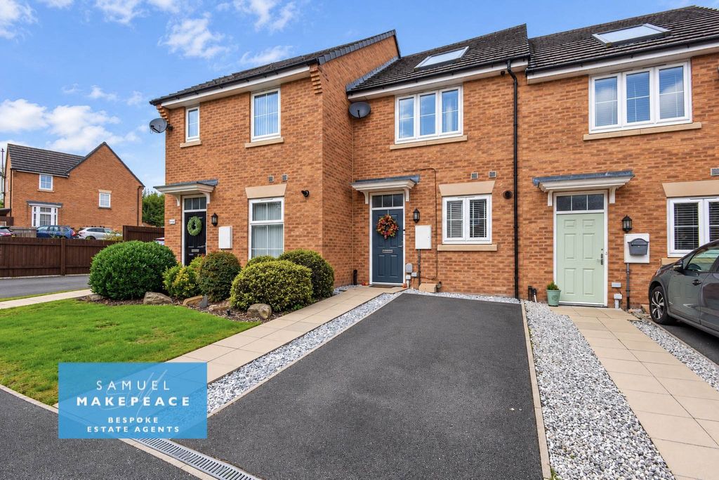 Property photo 1 of 19 Beautiful Two Bedroom Town House With Driveway