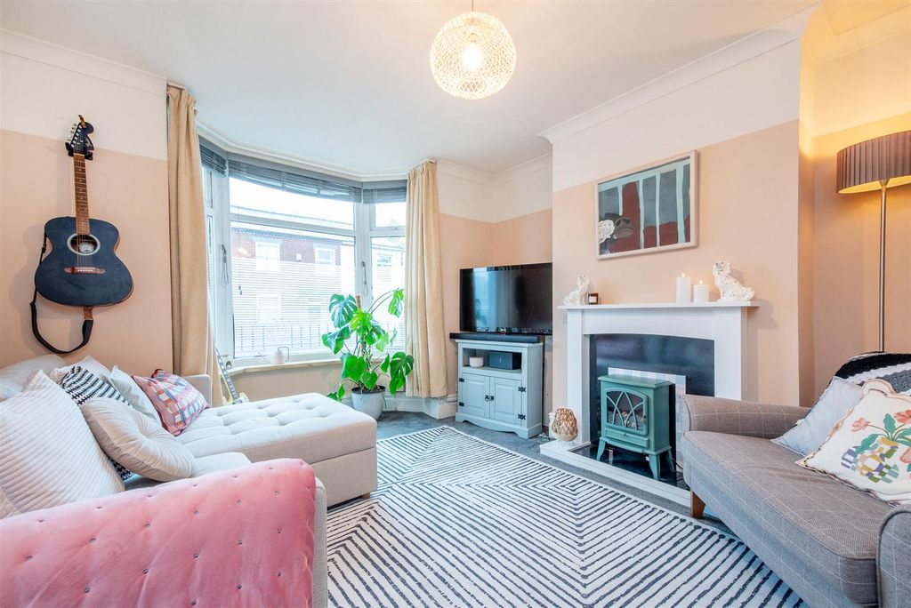 Property photo 2 of 25 Lounge