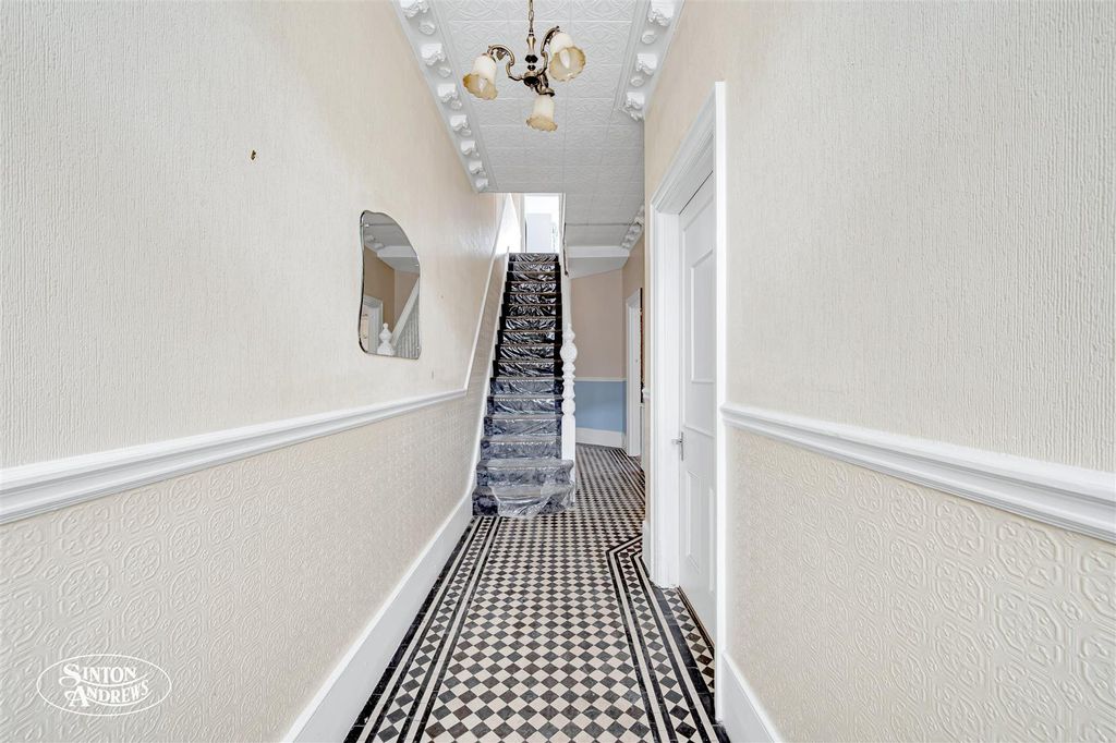 Property photo 2 of 13 156 Coldershaw Road-13.Jpg