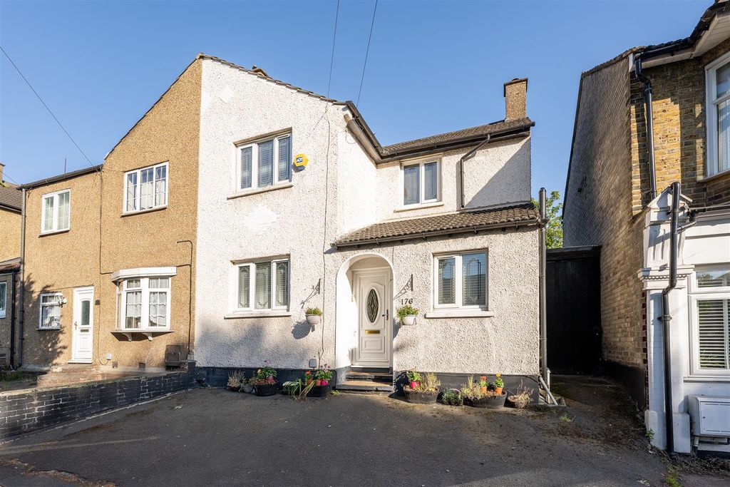 Property photo 1 of 20 Hale End Road Ig8