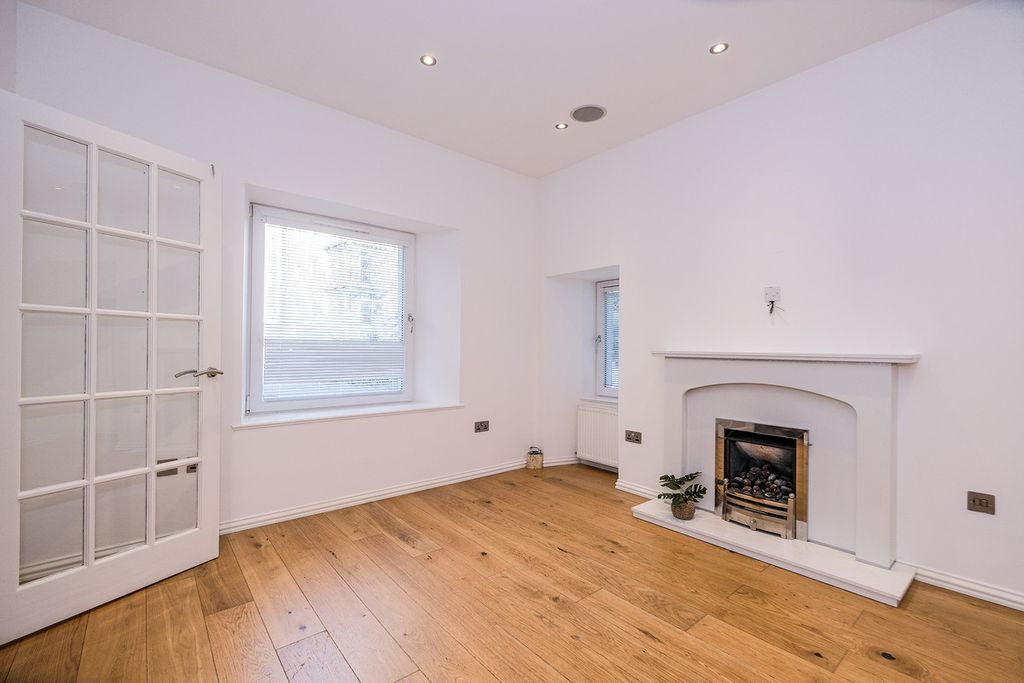 Property photo 3 of 15 Lounge