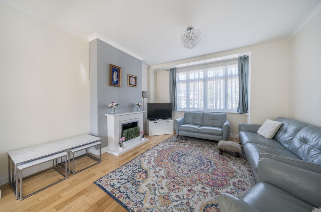 Property photo 3 of 16 1316550-10-686275...