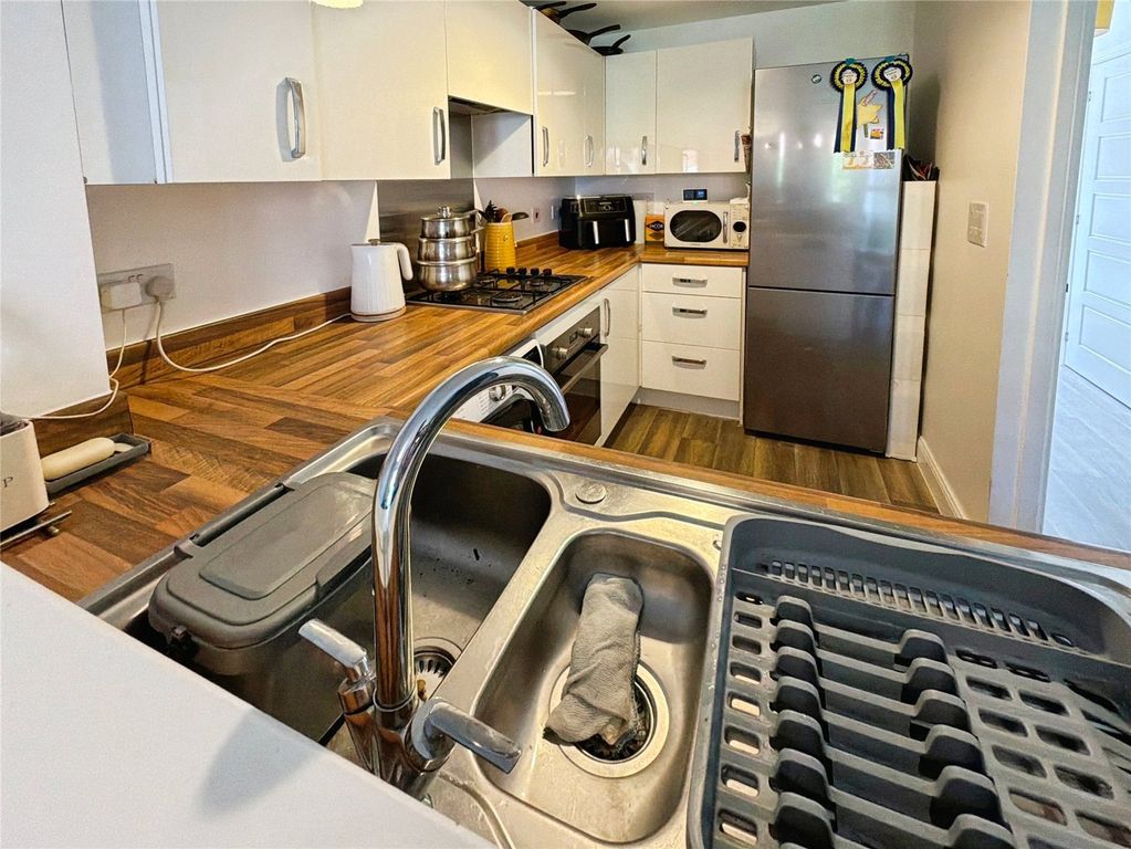 Property photo 3 of 18 Kitchen